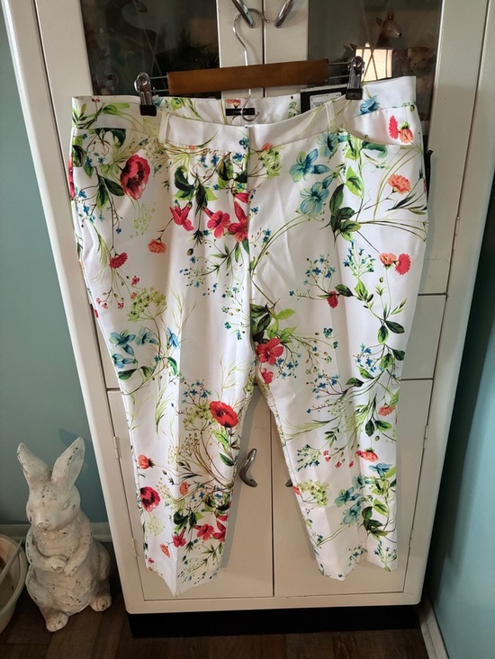 Worthington Pants - Worthington sz 18 Slim Fit White Floral Ankle Cropped Pants NWT